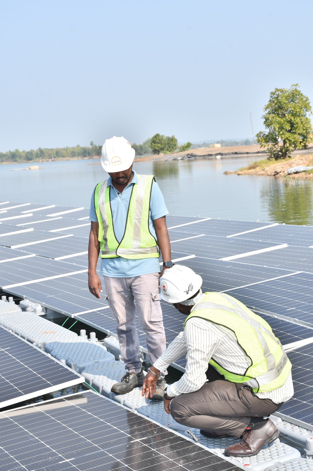 Floating solar panel installation